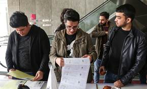 تحویل بلیت های پیش فروش جشنواره فجر 37 در پردیس ملت